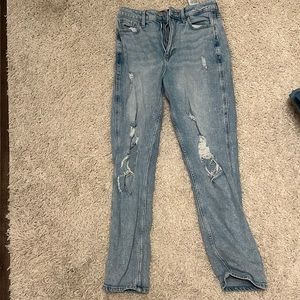 Hollister Ultra High Rise Mom Jean size 26/3